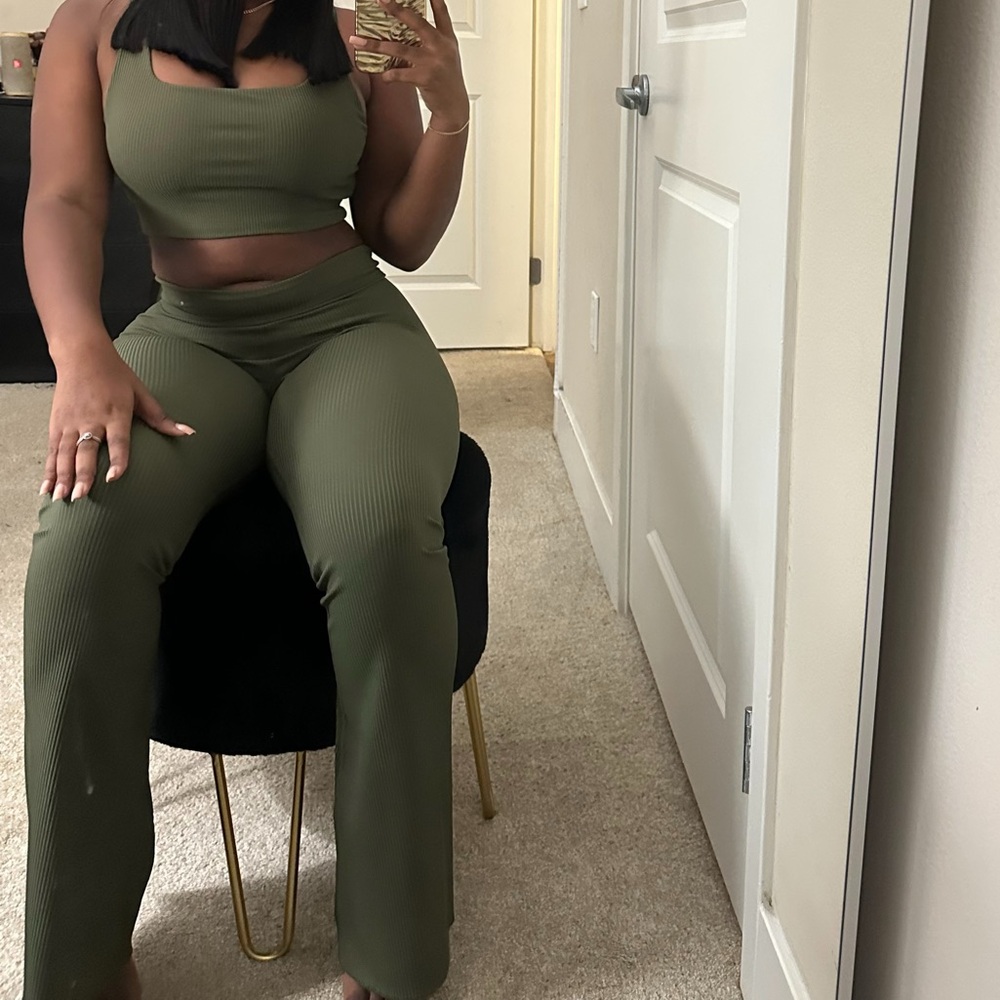 Green two-piece leggings set
